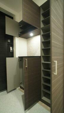 玄関はシューズボックスがございます