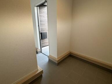 玄関脇の広い収納スペース♪★