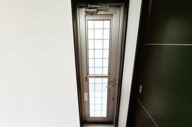 勝手口：キッチン横から外への動線あり。