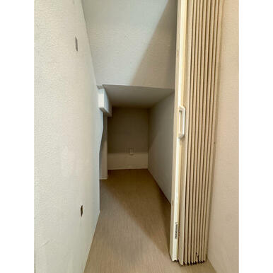 玄関前専用物入