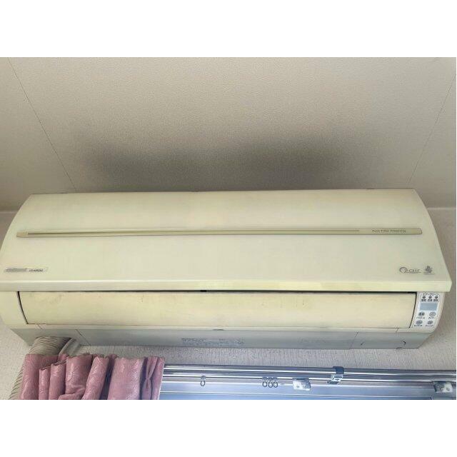 お部屋にはエアコンが設置されており、冷暖房完備で一年中快適に過ごせます。引っ越し後すぐに使える設備が