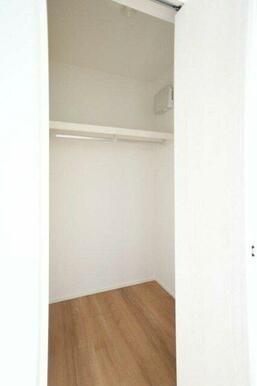 壁一面にハンガーパイプと上棚を設置。大容量収納力！季節ごとのお洋服をまとめて収納できます！※施工事