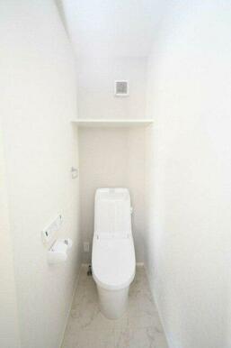温水洗浄便座トイレ。新素材により、気になる便座もサッとひとふきでキレイになります。※施工事例です。