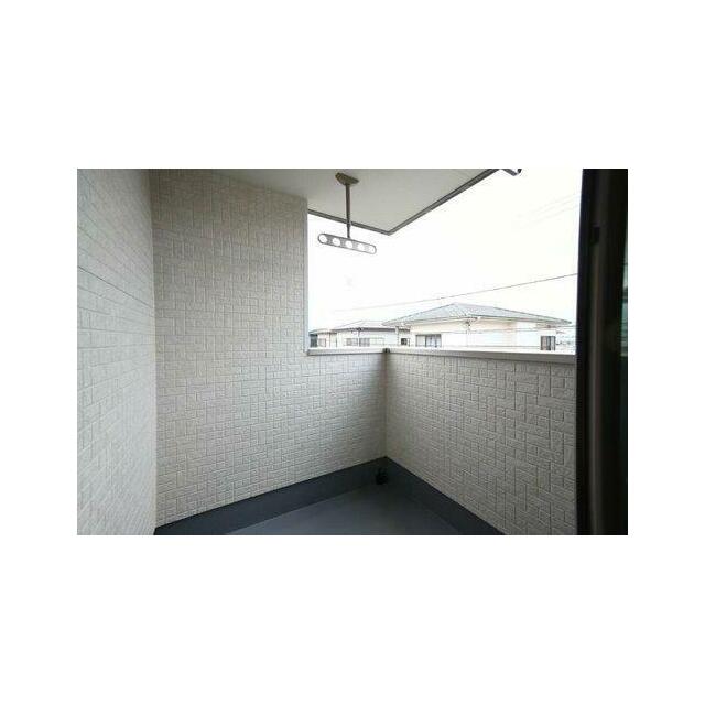 急な前で洗濯物が濡れにくい屋根付きバルコニー！天井付き物干しタイプで足回りのスペースもすっきり♪※施