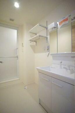 ◆洗面所◆洗髪洗面化粧台はシャワー付き・ボウルが大き目で、扱いやすいです！室内洗濯機スペース、収納棚