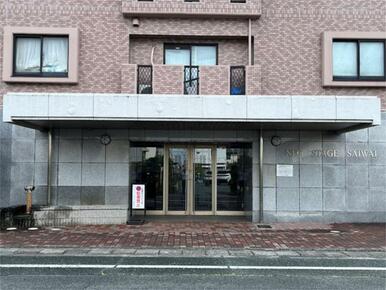 エントランスです。来客用駐車場は右手にあります。