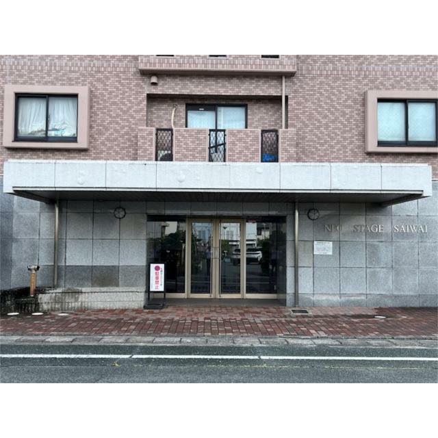 エントランスです。来客用駐車場は右手にあります。