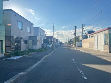 広めの前面道路に面した立地（東側から西側を撮影）