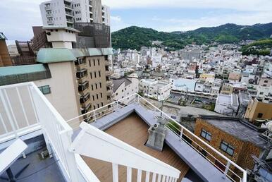 屋上からの眺望。青い海に緑の山々、海上花火も特等席で楽しめますね。