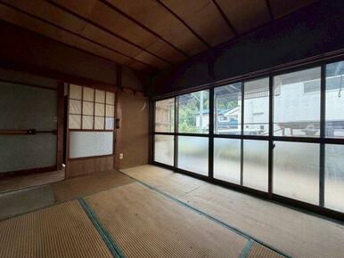 畳の上でゆっくりとくつろげる和室です