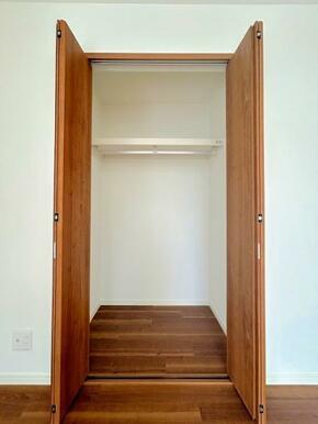 「2F南東側洋室クローゼット」空間を活かした収納です。