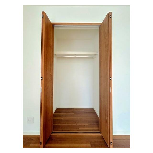 「2F南東側洋室クローゼット」空間を活かした収納です。