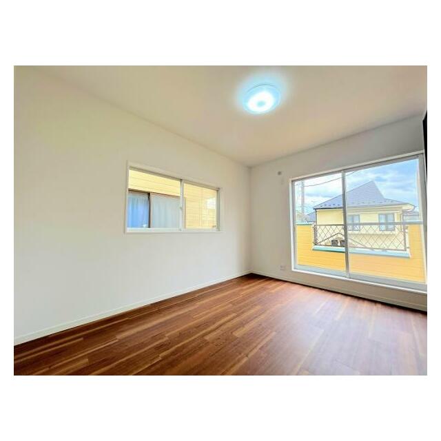 「2F南東側洋室約6帖」2面採光で陽当たり良好です。