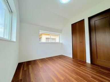 「2F北西側洋室約5.2帖」2面採光で陽当たり良好です。