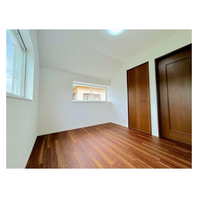 「2F北西側洋室約5.2帖」2面採光で陽当たり良好です。