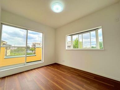 「2F南西側洋室約5.2帖：2面採光で陽当たり良好です。