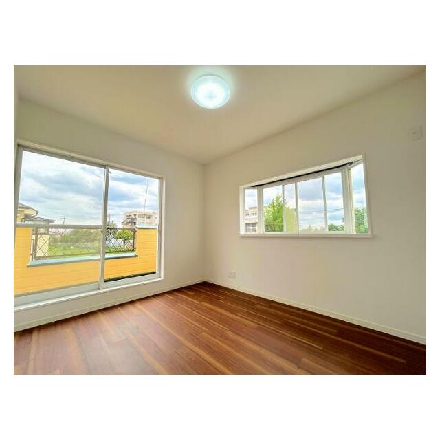 「2F南西側洋室約5.2帖：2面採光で陽当たり良好です。