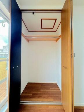 「2F北西側クローゼット」空間を活かした収納です。