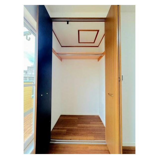 「2F北西側クローゼット」空間を活かした収納です。