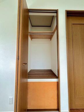 「2F北西側洋室クローゼット」空間を活かした収納です。