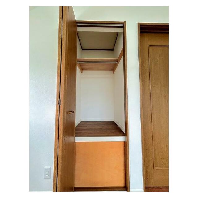 「2F北西側洋室クローゼット」空間を活かした収納です。