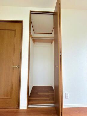 「2F南西側洋室クローゼット」空間を活かした収納です。