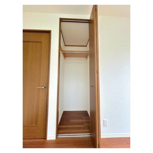 「2F南西側洋室クローゼット」空間を活かした収納です。
