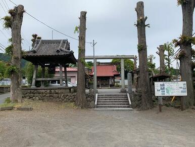 県道からの曲り角の目印　浅間神社