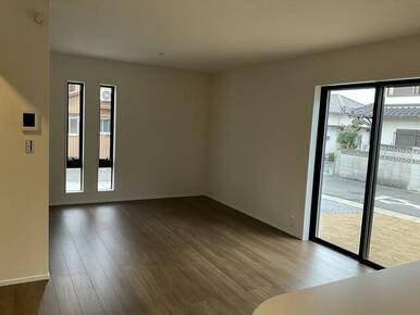 家具のデザインや配置でリビングの印象は大きく変わります。ぜひ自分の感性に合う空間を（3号棟）