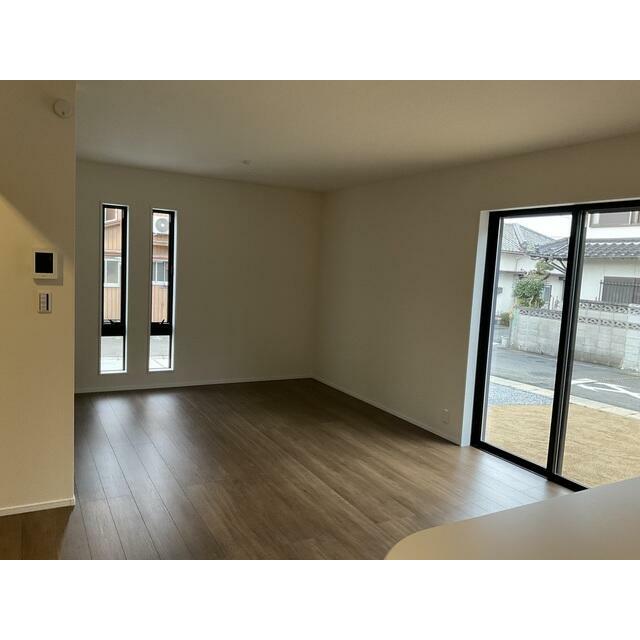 家具のデザインや配置でリビングの印象は大きく変わります。ぜひ自分の感性に合う空間を（3号棟）