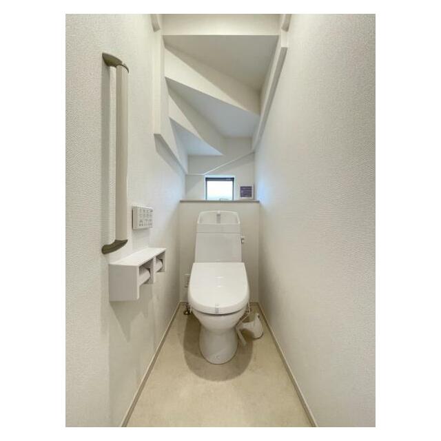 採光窓は臭い対策にもなって清潔な空間を保てます♪立ち上がりをサポートしてくれる手すりも完備！