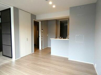 リビングはグレーの壁紙でシックな空間を演出！