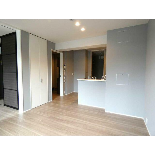 リビングはグレーの壁紙でシックな空間を演出！