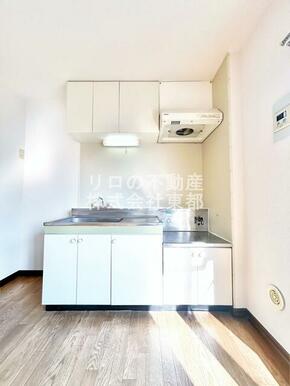 便利なガスコンロ設置可能なキッチンです♪収納もあります！