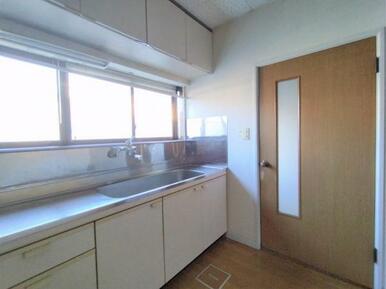 キッチンの様子キッチン脇には勝手口がございます。