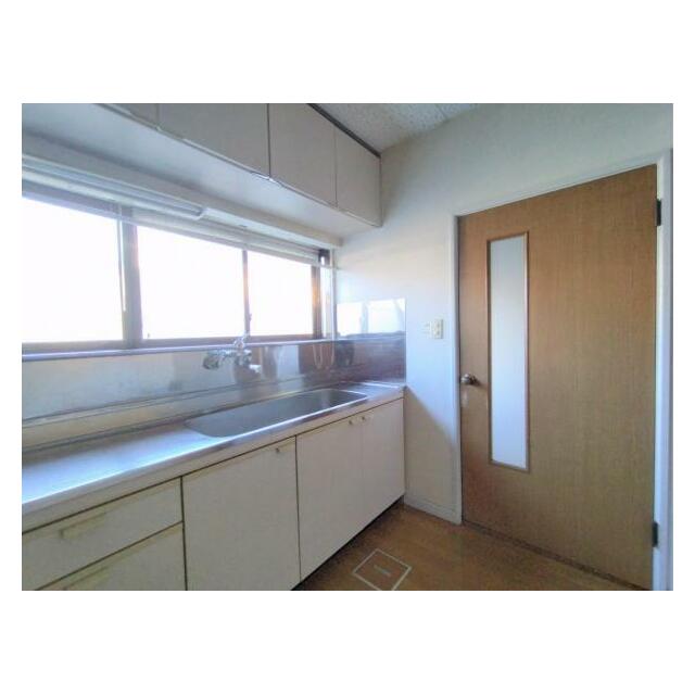 キッチンの様子キッチン脇には勝手口がございます。