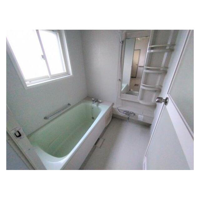 浴室の様子　一部水漏れがありますので、修理が必要です。