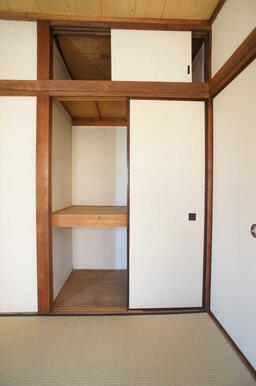 昔ながらの押入タイプは奥行があるので、収納らくらく♪