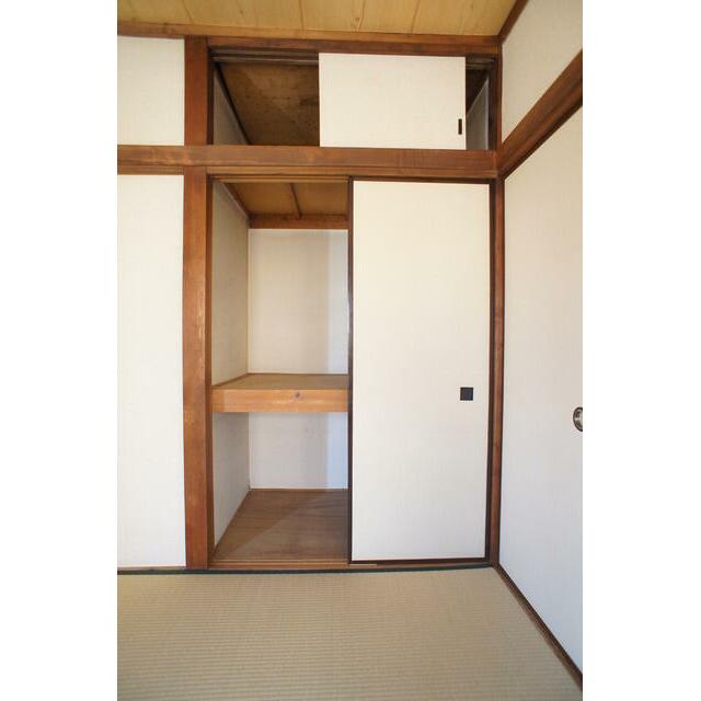 昔ながらの押入タイプは奥行があるので、収納らくらく♪