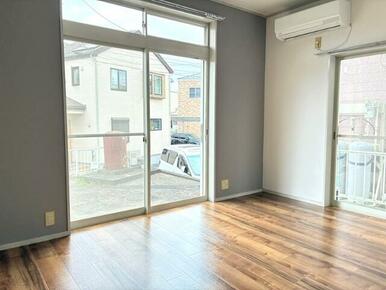 窓が大きく採光・通風良好です♪