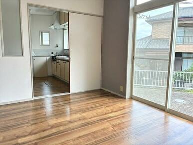 窓が多く明るいお部屋です♪