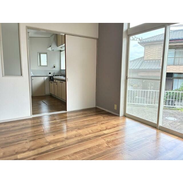 窓が多く明るいお部屋です♪