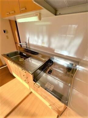 シンプルなキッチンには２口ガスコンロが設置できます。