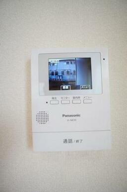 【モニター付インターホン】お部屋にいながら玄関の様子がわかるモニター付き。自動録画機能付きで、不在時
