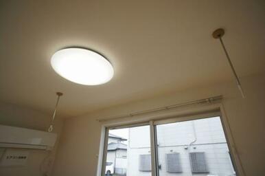 【ホスクリーン】部屋干しに便利な室内物干付きで雨の日や外出時も安心して洗濯物が干せます◎