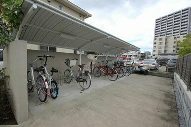 駐輪場は屋根付きです。