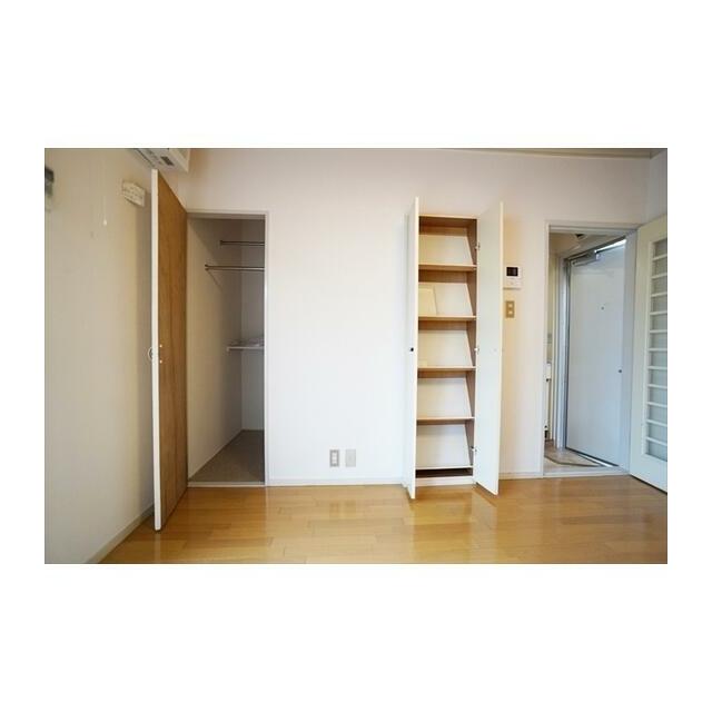 奥行きのある収納、靴箱もあります