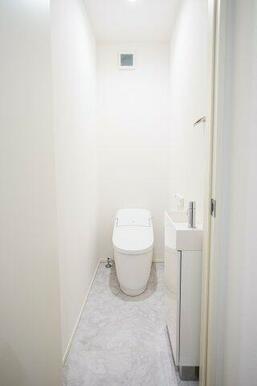 手洗い場が標準装備されたタンクレストイレ。