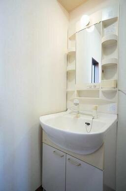 忙しい朝の洗髪に大助かりの洗髪洗面化粧台と収納棚を配した洗面脱衣所♪上部には棚が設けられており、日…