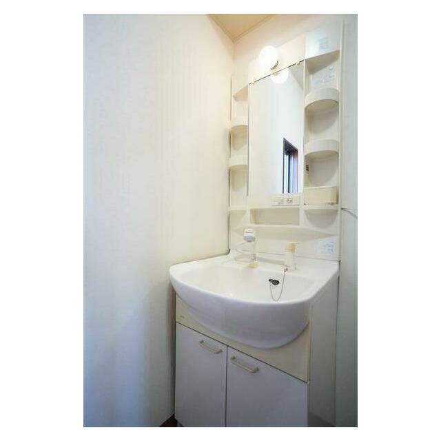 忙しい朝の洗髪に大助かりの洗髪洗面化粧台と収納棚を配した洗面脱衣所♪上部には棚が設けられており、日…